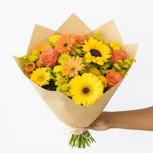 Buquê de flores do campo com gérberas e rosas em tons amarelos e laranjas