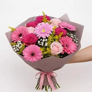 Buquê de gérberas e rosas em tons de rosa