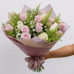 Buquê de rosas rosas e brancas