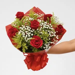 Buquê clássico com rosas vermelhas e folhagens