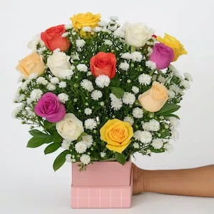 Arranjo de rosas coloridas com margaridinhas brancas em caixa rosa